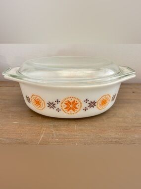 Vintage Pyrex with Lid, Town and Country pattern, brown/orange. 10 inches